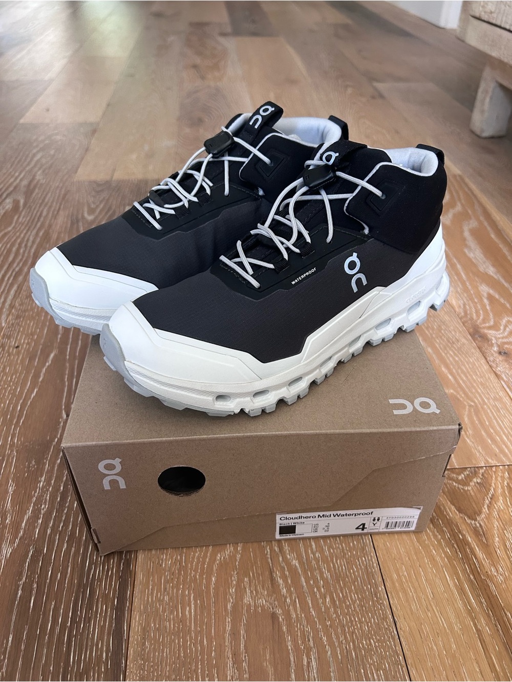 On Running Kids Cloudhero Mid Waterproof shoes in black and white NEW